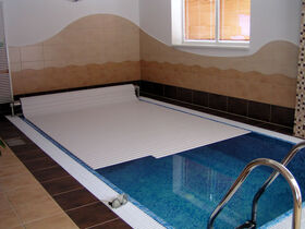 Lamelové zakrytí bazénu